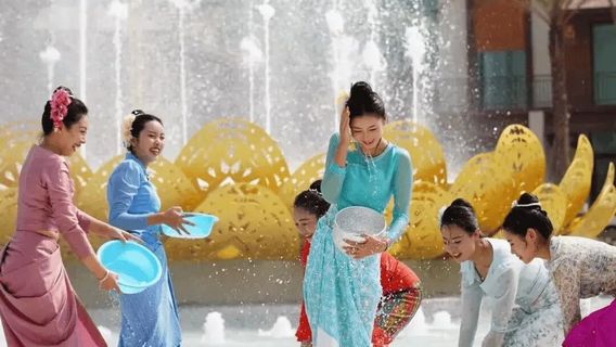 Mangshi Water Splashing Festival