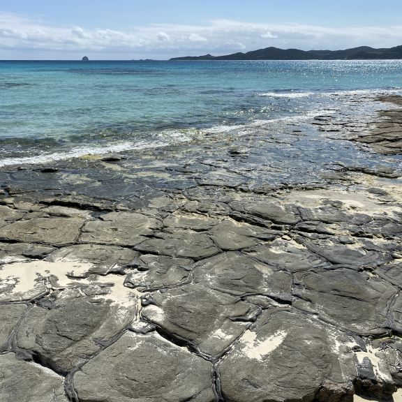 2026 畳石 | 久米島観光スポットの観光ガイドと旅行体験 | Trip Moments