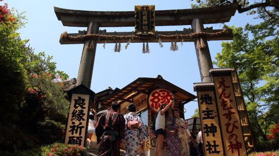 地主神社是祈求姻缘的寺庙，感觉上这是全日本行中，和服比例最高