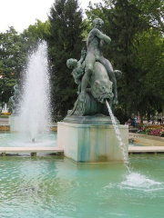 Building and Destroying Tisza Fountain