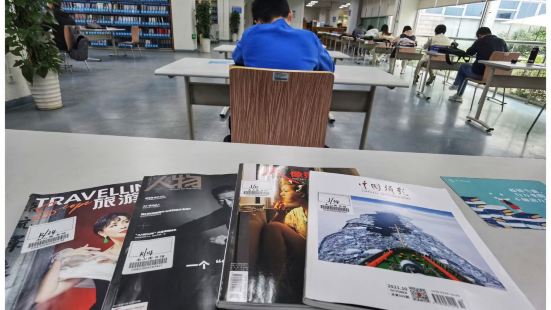 南山图书馆装修风格独特，舒适舒服，趣味性强，书籍种类丰富，好