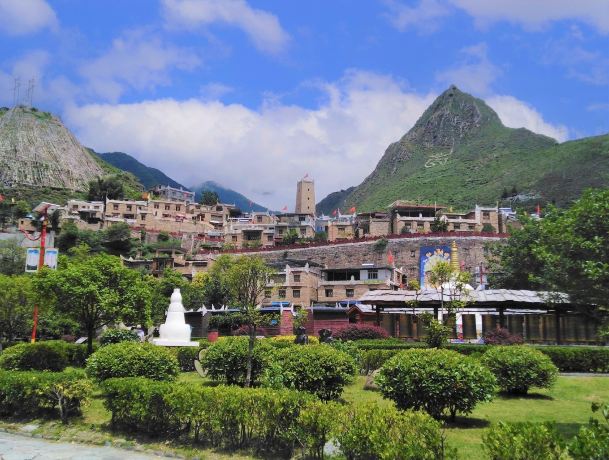 Taoping Qiang Village
