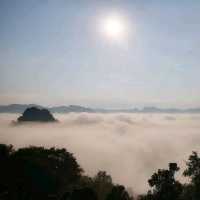 หมู่บ้านในหุบเขา​ ท่ามกลางสายหมอก