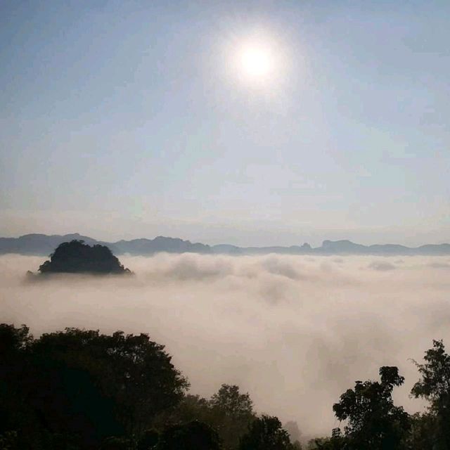 หมู่บ้านในหุบเขา​ ท่ามกลางสายหมอก