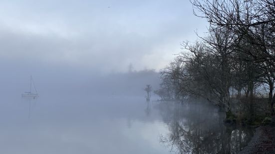 早上的湖邊，充滿霧氣，猶如人間仙境。隨着時間慢慢流逝，九點之
