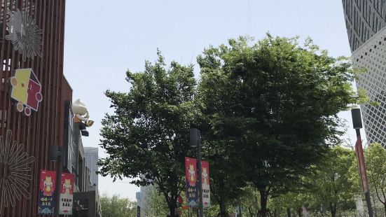南京青奥中心，是青奥会组委会中心，现在是网红打卡景点，建筑风