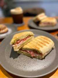 於高街半山腰有間綠色明亮既CAFE.
