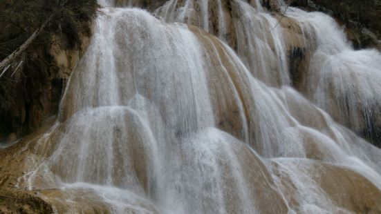 扎嘎瀑布是一座多层的叠瀑，享有&ldquo;中华第一钙华瀑布