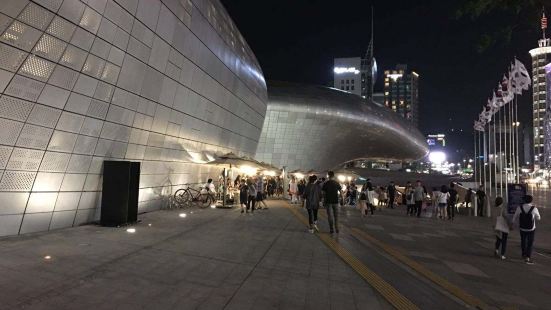 韩国首尔的东大门历史文化公园，这个虽然是历史文化公园，但外观
