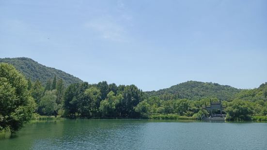 小南湖景區是很出名的景點【景色】這裏的風景優美靠山臨水，有山