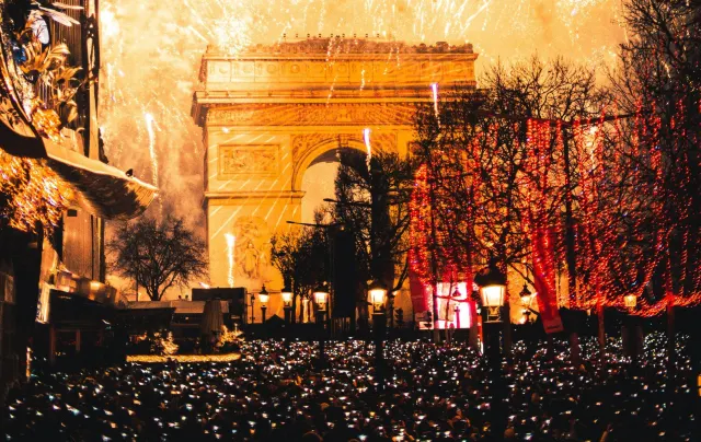 Die Champs-Elysées beleuchtet vom Silvesterfeuerwerk