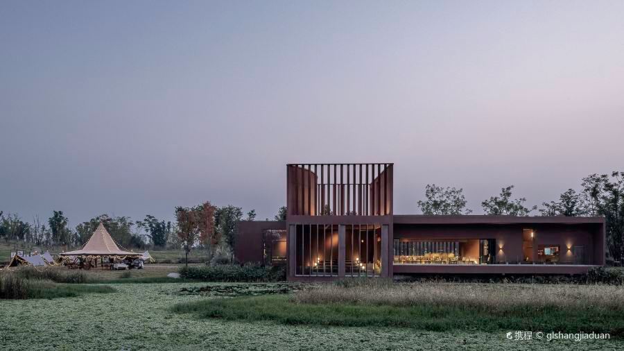 邛崃泉水湖梦马岛森系木屋·听风堂