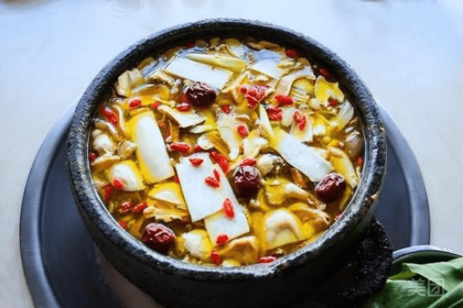 鲁朗纳麦石锅鸡庄园