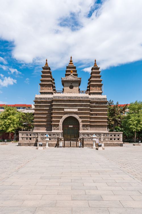 Five Pagoda Temple