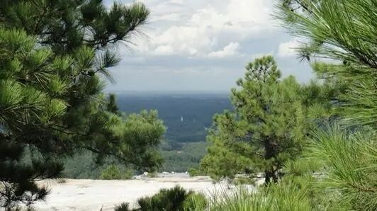 石頭山是一個巨大的長方形石頭，可以爬山去的，有專門的登山的台