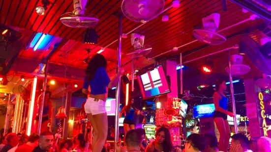 泰国邦古拉街这条街是泰国有名的夜市街，在这里可以感受到泰国这