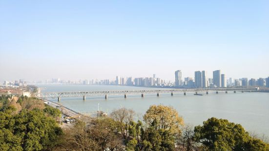 钱塘江，是横穿杭州市区的一条江河，这里最闻名的就是每年的钱塘