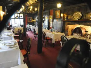 Giant’s Fireplace Bar