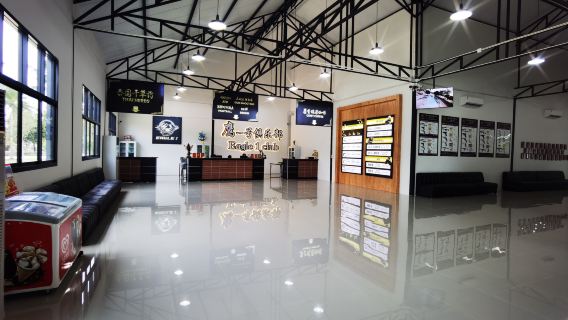 Стрельба по стрельбе вживую на стрельба Eagle One в Паттайе, Таиланд