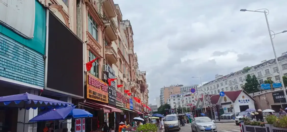Hotels near Hongqi Street