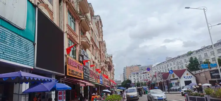 Hotels near Hongqi Street