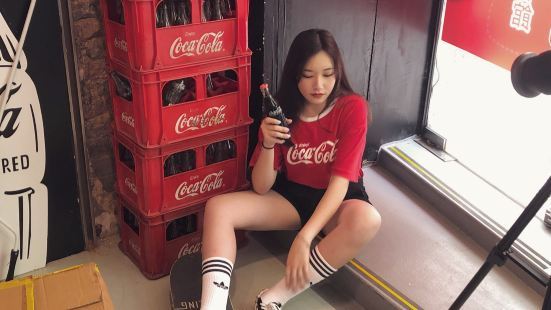 雖然小小的一間店但是可口可樂粉絲，絕對不能錯過也販賣很多紀念