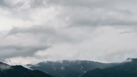 貢當神山