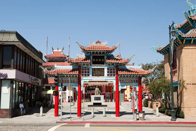 Reseda Park Lake附近的飯店