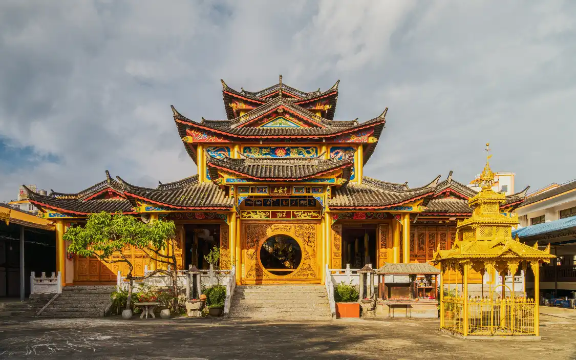 Hotels near Mangshi Wuyun Si