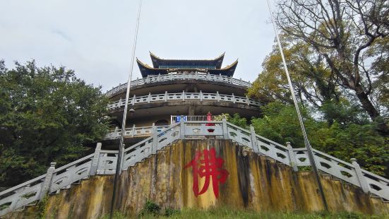 无想寺有两座，古无想寺在山上（1-3图），造型奇特，第一次见