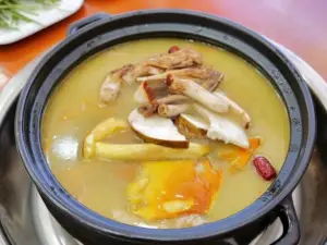 阿妈野生菌土鸡腊排骨·蒸汽石锅鱼