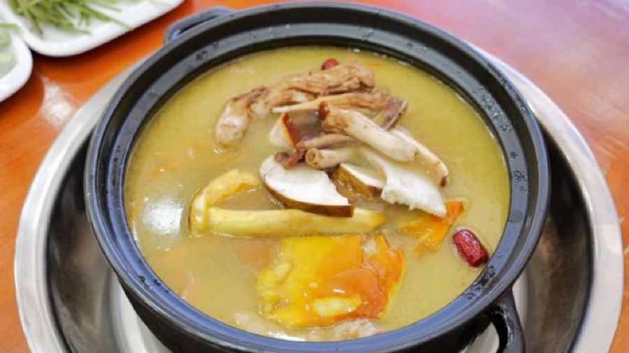 阿妈野生菌土鸡腊排骨·蒸汽石锅鱼