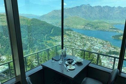 Stratosfare Restaurant & Bar