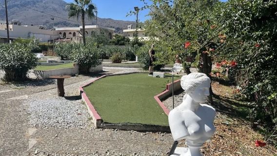 Rainbow Playground-Cafe-Minigolf