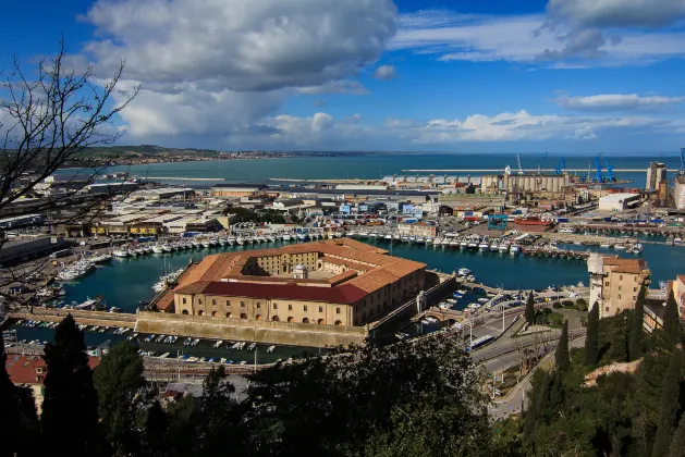 Vé máy bay Ancona Komatsu