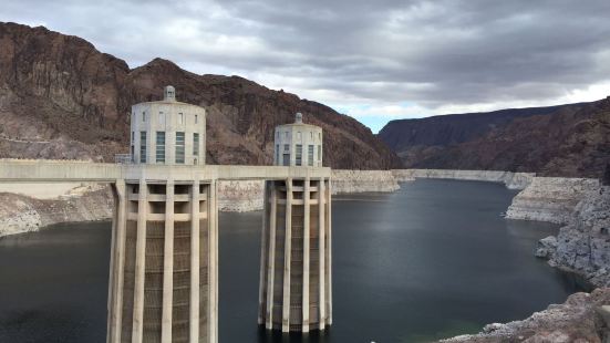 胡佛水坝(Hoover Dam)是美国科罗拉多河上的关键性工