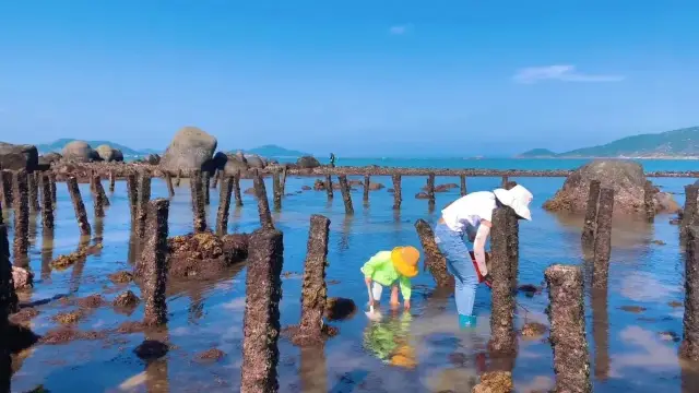 Beachcombing in Lianjiang