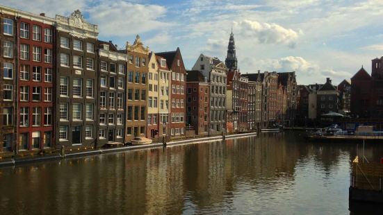 荷兰最大城市阿姆斯特丹有 100 多公里长的运河 和 150