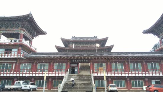 药泉寺是济州第一大寺，亦是亚洲最大规模的寺庙，因为有能治疗百