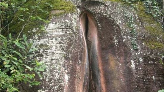 丹霞山地貌风景景致之一，一个让人羞羞的一个景致，大山之间，从