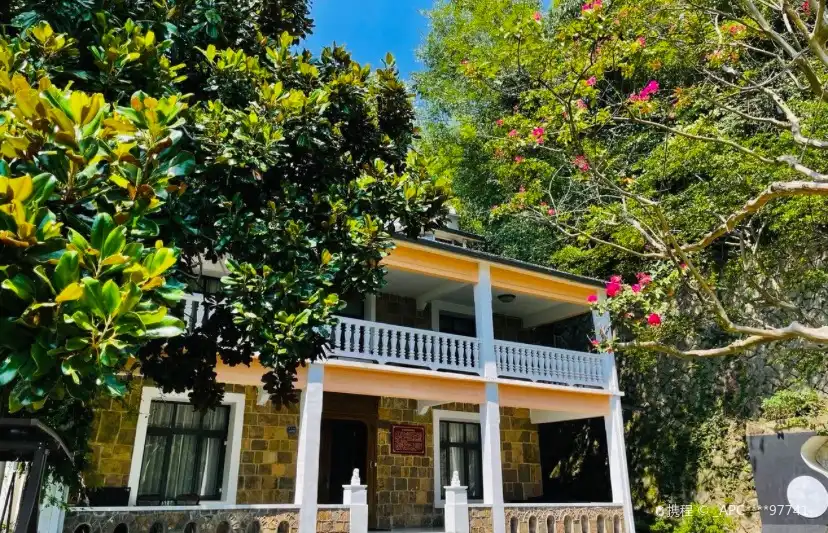 Hotels near Du Yuesheng Mansion