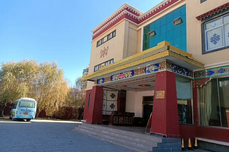 Xizang Cangyiyao Wenhua Bolan Center