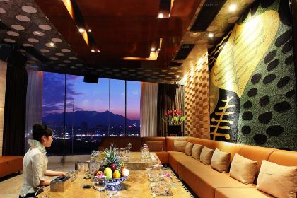 XIANG FENG GUO JI JIU DIAN ZHENG HAI XIAN ZI ZHU CAN TING