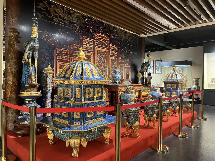 一組泥塑展覽示景泰藍（銅胎掐絲琺瑯）的六大工序 | Trip.com 北京