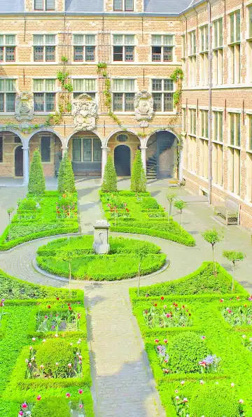 Hotels near Plantin-Moretus Museum