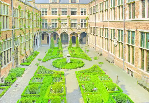 Hotels near Plantin-Moretus Museum