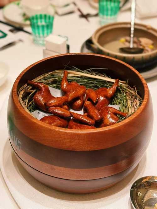 Yi Hen Yue  by Seven VillasShang Hai Hui Ju Dian 