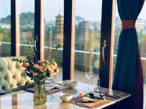 THE ClOUD RESTAURANT