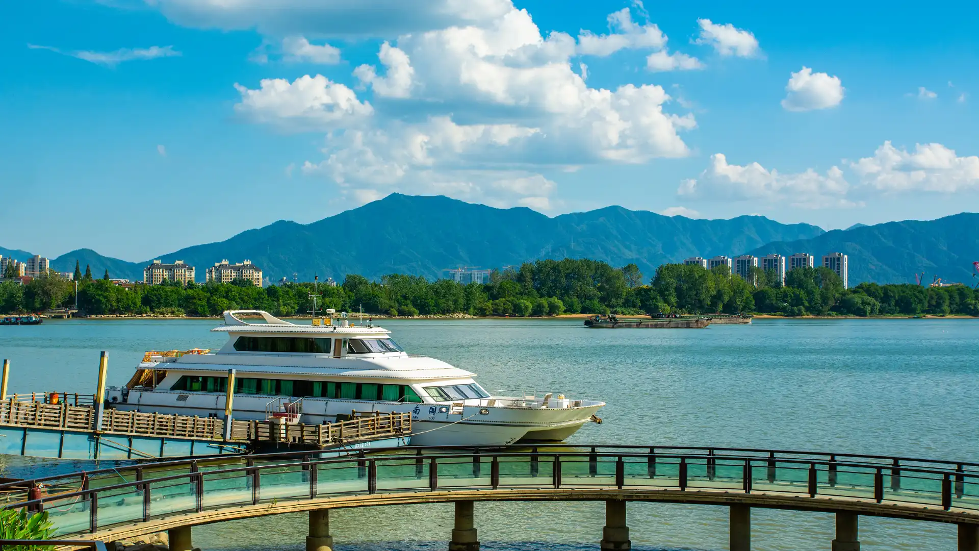 鄰近富春江夜遊的酒店