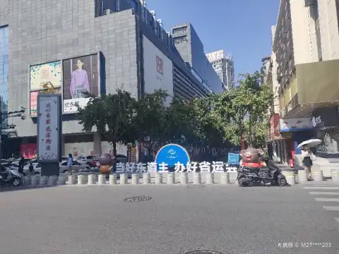 鄰近西市街商業步行街的酒店
